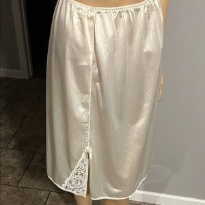 Vintage Montgomery Ward Elegant Cream Lace Trim Slip Skirt Union Made USA 🇺🇸